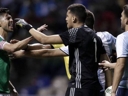 El jugador Oribe Peralta (i) de la selecci&oacute;n Sub23 de M&eacute;xico discute con Ger&oacute;nimo Rulli (c) de Argentina.