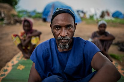 Abderramán Diakayaté, jefe de la aldea peul que se ha instalado en Banguetabá, en las afueras de Mopti, huyendo de la violencia. Detrás de él están sus hijas Oumou y Anta, ambas de 12 años, que han empezado a ir a la escuela en este campo de desplazados por primera vez en su vida. Oumou quiere ser médico y Anta, vendedora de leche. Ambas vieron cómo las milicias dogon quemaron su pueblo.