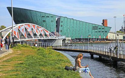 Vista del NEMO, el Museo de la Ciencia de Ámsterdam, en un edificio proyectado por Renzo Piano.