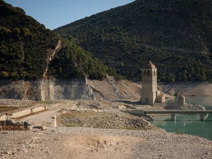 El embalse de Mediano con un nivel de agua por debajo de la media, en el término municipal de La Fueva, en la provincia de Huesca, en diciembre de 2022.