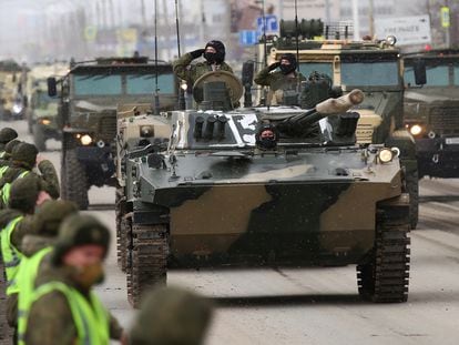 Militares rusos desfilan por sus tanques en Yekaterimburgo durante un ensayo para la parada del Día de la Victoria, el pasado martes.