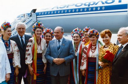 Mijaíl Gorbachov (en el centro), cuando era líder del Partido Comunista, y su esposa Raisa Gorbachov (segunda por la derecha), durante una visita a Kiev (Ucrania), en una imagen sin fechar. El exmandatario soviético se había abstenido de comentar en público sobre la guerra a gran escala lanzada en Ucrania por Vladímir Putin, aunque su amigo Alexei Venediktov, exjefe de la radio Eco de Moscú, aseguró hace poco que Gorbachov había dicho en privado que estaba “molesto” porque el “trabajo de su vida” había sido “destruido”.