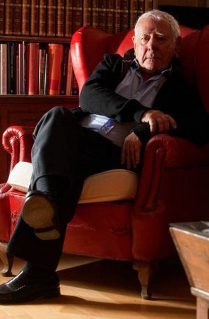 González Ledesma, que inaugura la colección, en su casa en 2010.