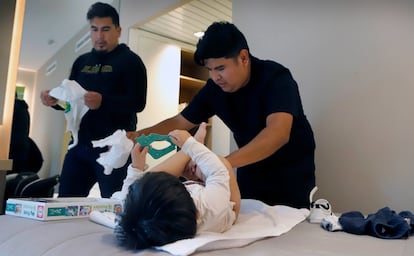 Matías and Ezequiel change their niece's diaper in Terrassa. 