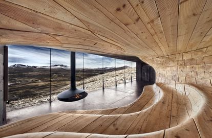 <b>TVERRFJELLHYTTA, PARQUE DE DOVREFJELL (NORUEGA) / SNOHETTA. </b>“El núcleo de madera parece erosionado, como la roca o el hielo, por las fuerzas naturales, y se coloca dentro de un marco rectangular de acero corten”, según el proyecto de Snohetta. Desde 2011, el pabellón del Centro Noruego del Reno Slavaje (90 metros cuadrados a kilómetro y medio de la zona de aparcamiento) da cobijo a los visitantes del parque nacional de Dovrefjell, territorio de renos salvajes, bueyes almizcleros y zorros árticos.