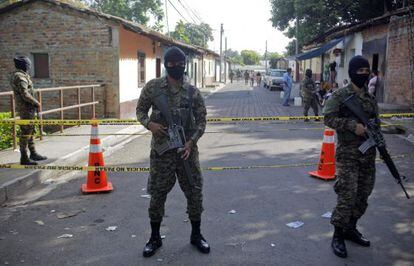 Soldados salvadoreños en la escena de un crimen.
