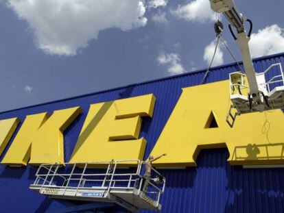 Operarios colocan un cartel de Ikea en su tienda