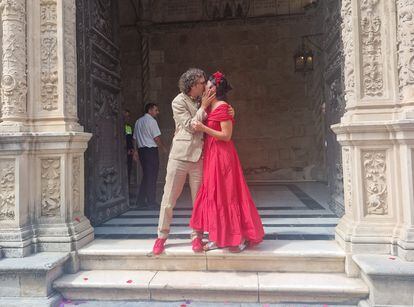 Rodolfo y su novia tras casarse en el Ayuntamiento de Sevilla el pasado mes de septiembre.