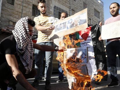 Manifestantes palestinos queman retratos de Netanyahu, el miércoles en Hebrón.