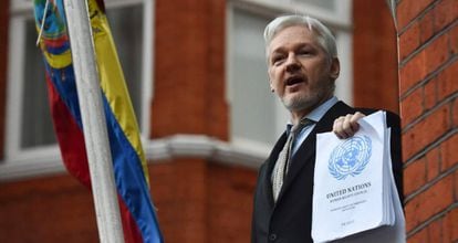 Assange, a l'exterior de l'ambaixada d'Equador a Londres, el febrer del 2015.