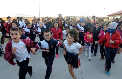 Escolares del colegio público Maestro Rodrigo de Aranjuez corren la Milla del Maestro con el director del centro, Francisco Javier Pariente..
