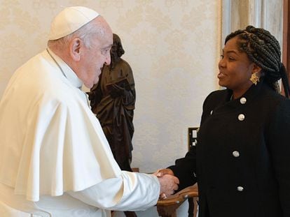 El papa Francisco y Francia Márquez se dan la mano durante un encuentro privado, hoy en el Vaticano.