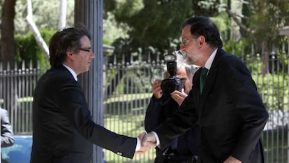 Carles Puigdemont saluda a Mariano Rajoy a su llegada al Museo Nacional de Arte de Catalu&ntilde;a (MNAC).