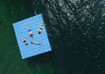 Vista aérea de varias personas disfrutando del sol en una plataforma en el lago Helene cerca de Francfort del Oder, Alemania.