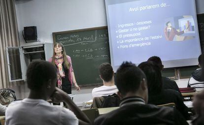 Una profesora imparte una clase en el instituto Bellvitge.