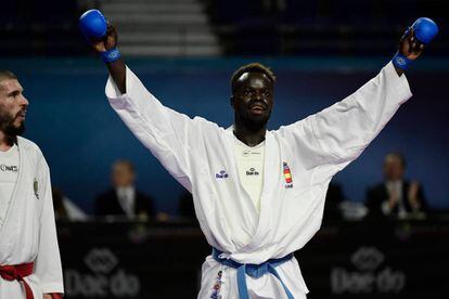 Babacar Seck celebra el bronce tras derrotas al portugués Filipe Reis en kumite +84kg.