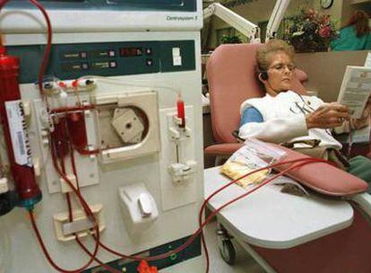 Una paciente de insuficiencia renal recibe tratamiento de hemodiálisis en el Centro de Diálisis de Lincoln (EE UU).