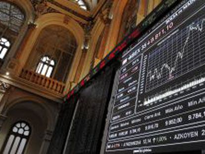 Panel informativo en la bolsa de Madrid que muestra el principal indicador de la Bolsa española, el IBEX 35. EFE/Archivo