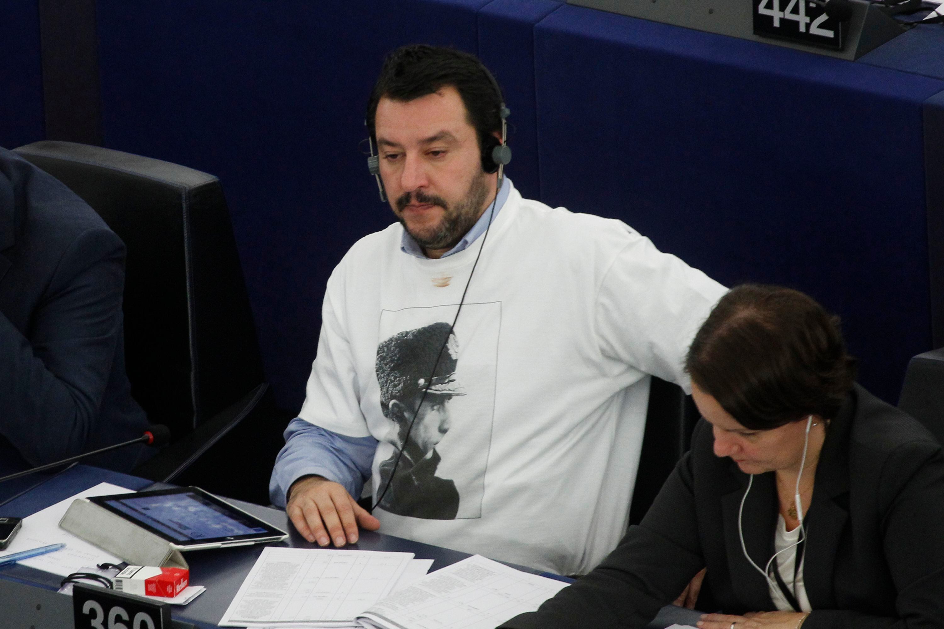 Matteo Salvini lleva una camiseta con la imagen del líder ruso Vladimir Putin durante una sesión plenaria del Parlamento Europeo, el 25 de noviembre de 2015.