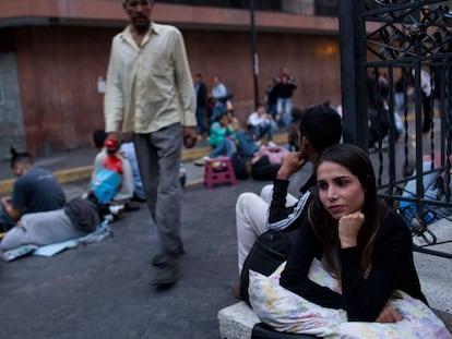 Personas hacen fila para solicitar un pasaporte en el Servicio Administrativo de Identificación, Migración y Extranjería (SAIME) en Caracas (Venezuela).
