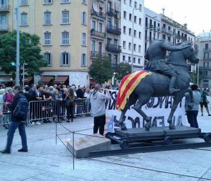 La estatua ecuestre de Franco, con una bandera estelada.