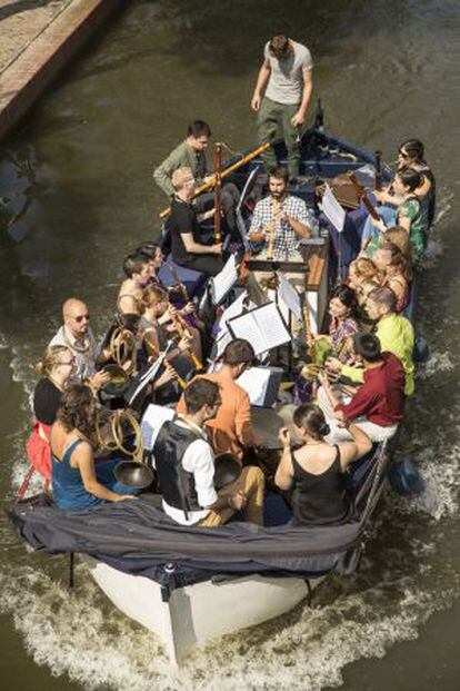 We'n BAND tocando la 'Música acuática' de Haendel por el Viejo Canal de Utrecht.