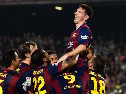 Messi, manteado por sus compa&ntilde;eros 