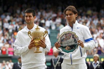 Djokovic y Nadal, con sus respectivos trofeos.