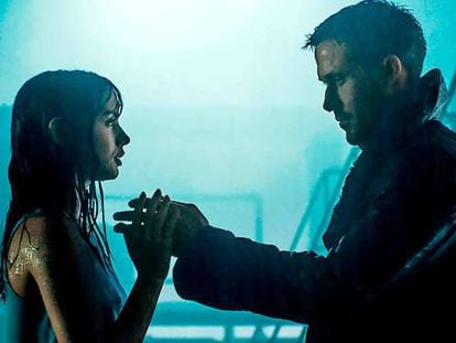 Ana de Armas y Ryan Gosling en un fotograma de &#039;Blade Runner 2049&#039;.