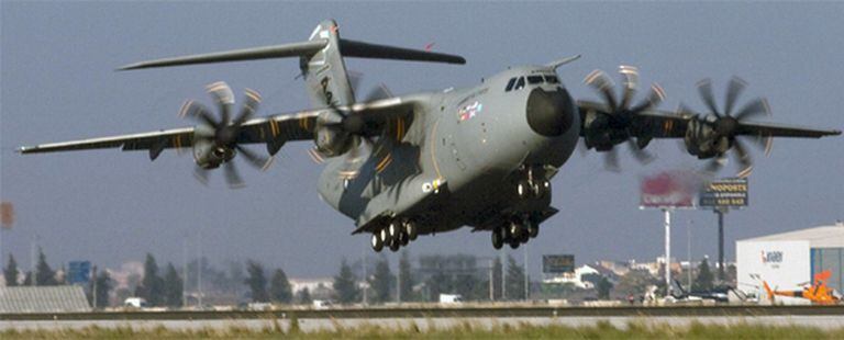 El avión de transporte militar A400M despega del aeropuerto sevillano de San Pablo en su vuelo inaugural.