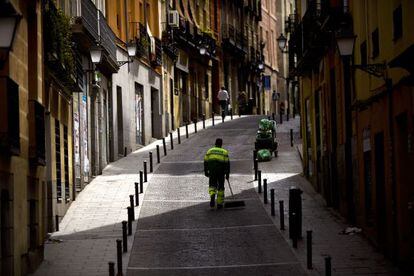 Servicios de limpieza por una calle del barrio de Lavapi&eacute;s. 