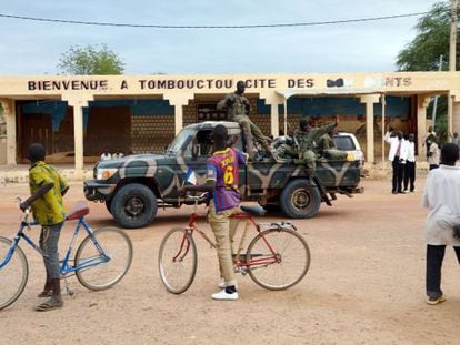 Ciudadanos de Tombuctú dan la bienvenida a soldados malienses.