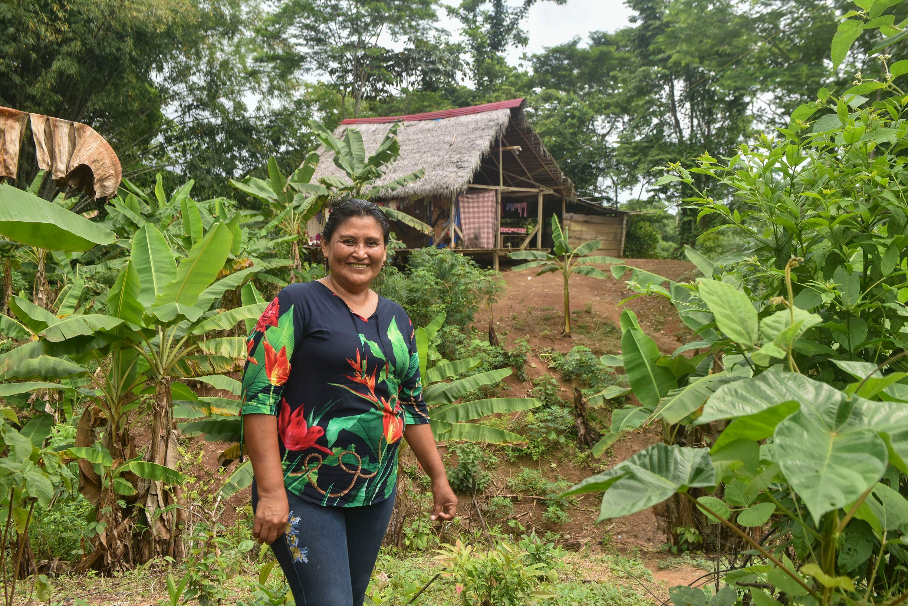 Nélida Buendía, de 46 años, en la comunidad de Cahuapanas, en la Amazonía peruana. 