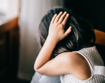 Una niña se lamenta de su error.