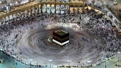 Peregrinos alrededor de la Kaaba en la Gran Mezquita de La Meca.