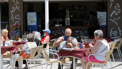 Turistas en una terraza de Benidorm (Alicante).