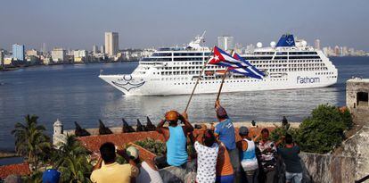 El buque &quot;Adonia&quot;, de la compa&ntilde;&iacute;a Fathom, filial de la empresa Carnival, arriba hoy a La Habana (Cuba).