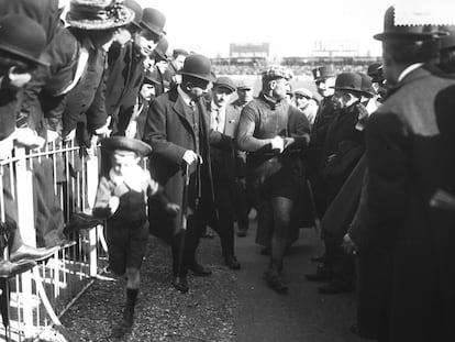 François Faber, recibido en el Parque de los Príncipes tras ganar el Tour de 1909.