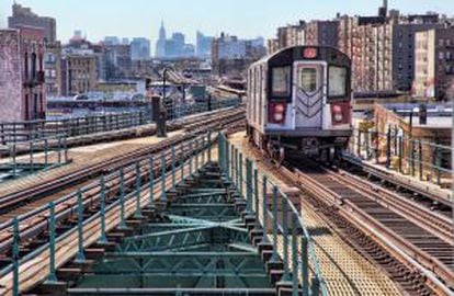 Un tren de la línea 4 del metro de Nueva York cruzando el Bronx.