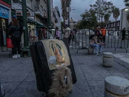 Visitantes a la basílica de Guadalupe esperan en el cerco de seguridad al encontrar la iglesia cerrada el día 10 de diciembre de 2020 en Ciudad de México.