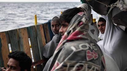 Inmigrantes a bordo del 'MV Aquarius', un buque de rescate contratado por SOS-Mediterranee y Médicos Sin Fronteras, en el mar Mediterráneo entre Libia e Italia.