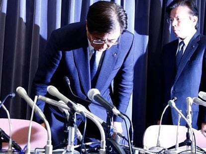 Tetsuro Aikawa, a la derecha, junto al director ejecutivo de la compañía, Osamu Masuko, a su llegada a la rueda de prensa que han ofrecido este miércoles en Tokio.