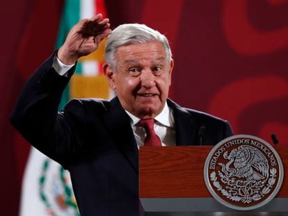 El presidente Andrés Manuel López Obrador durante su conferencia de prensa diaria en Palacio Nacional este lunes 7 de noviembre.