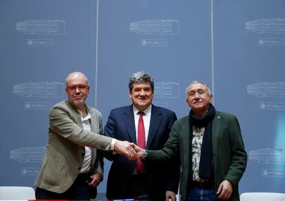 De izquierda a derecha, el secretario general de CC OO, Unai Sordo; el ministro de Seguridad Social, José Luis Escrivá, y el secretario general de UGT, Pepe Álvarez, el 15 de marzo, tras pactar la reforma.