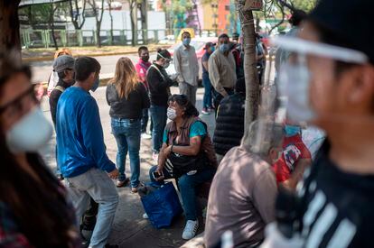 Familiares de pacientes esperan a las afueras del centro médico La Raza, en la capital mexicana.