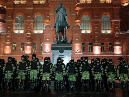 La Guardia Nacional Rusa en la Plaza Roja, preparada ante posibles protestas por la sentencia contra Navalni, este martes en Moscú.