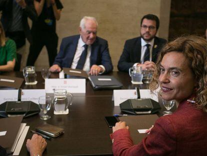 En primer pla, la ministra de Política Territorial, Meritxell Batet. Al fons, d'esquerra a dreta els consellers Elsa Artadi, Ernest Maragall i Pere Aragonès.