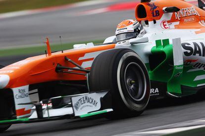 El piloto de Force India rueda con su monoplaza.