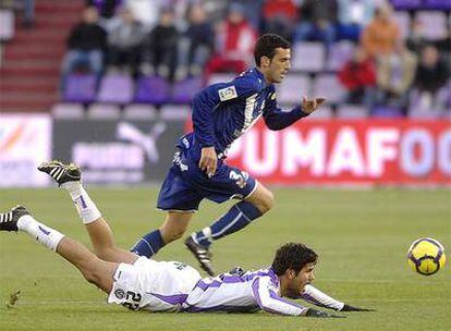 Ricardo León, del Tenerife, pelea un balón con Diego Costa, del Valladolid.