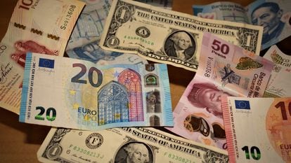 Billetes de dólares, euros y pesos mexicanos.